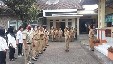 DISIPLINKAN PEGAWAI DENGAN APEL PAGI